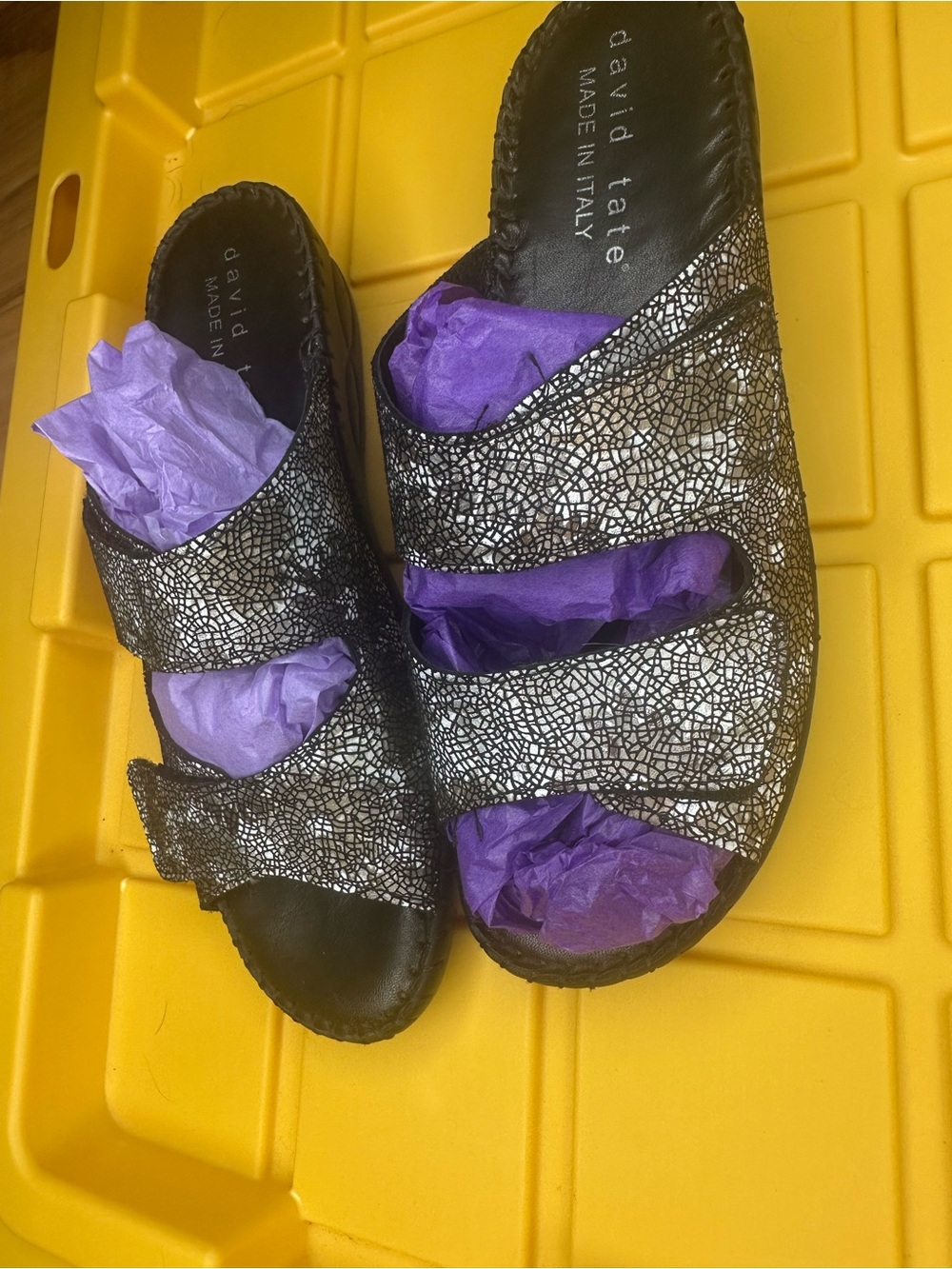 David Tate Black and Silver Crackle Double-Strap Slide Sandals sz 8